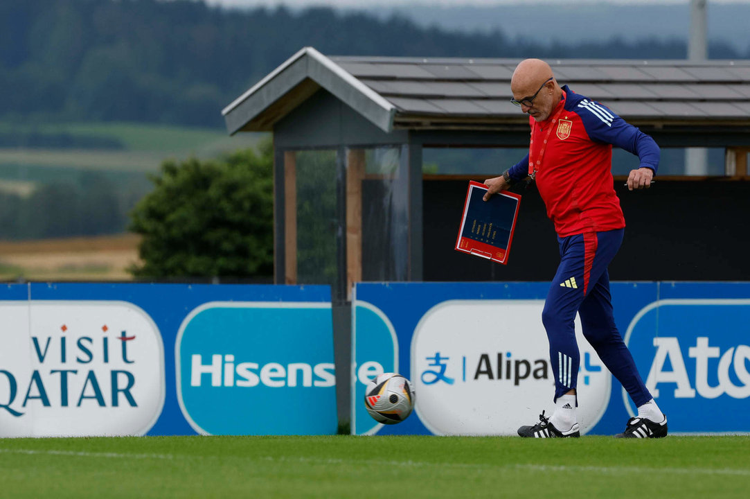 El seleccionador español Luis de la Fuente, durante el entrenamiento realizado este sábado en su cuartel general de Donaueschingen, donde el combinado prepara el partido de la final de la Eurocopa 2024 que disputarán ante la selección de Inglaterra el próximo domingo en el Olympiastadion de Berlín. EFE/J.J. Guillén