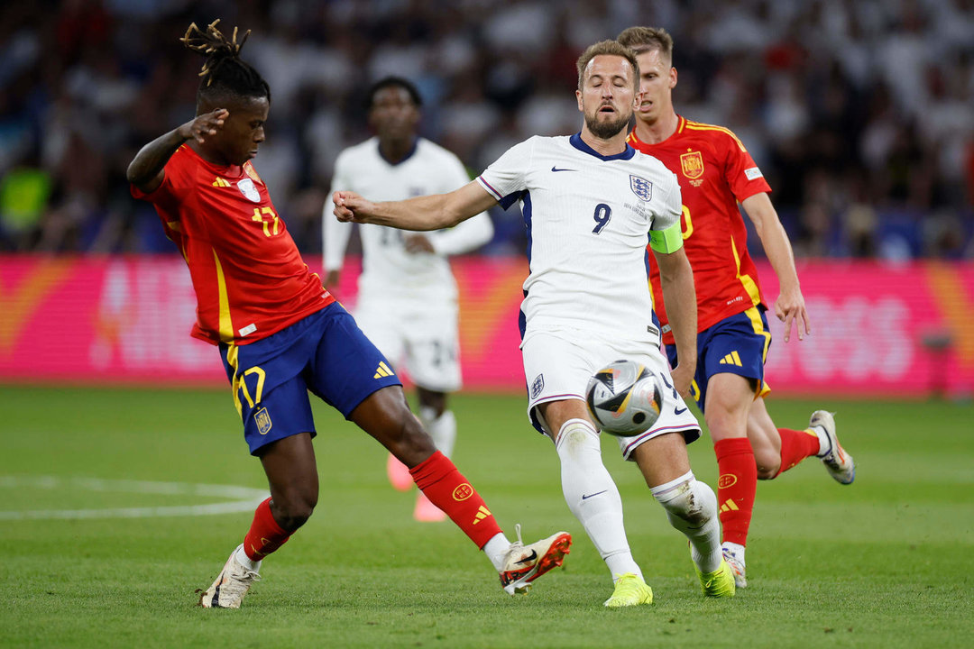 El delantero de la selección española, Nico Williams (i), disputa el balón ante el delantero de la selección de inglaterra, Harry Kane, durante el encuentro correspondiente a la final de la Eurocopa que disputan España e Inglaterra en el Estadio Olímpico de Berlín. EFE / Alberto Estévez.