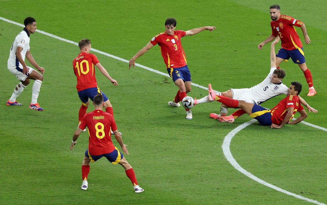 El jugador español Rodrigo (d) con el inglés John Stones durante la final de la Eurocopa entre España e Inglaterra en el Olímpico de Berlín, Alemania. EFE/EPA/GEORGI LICOVSKI