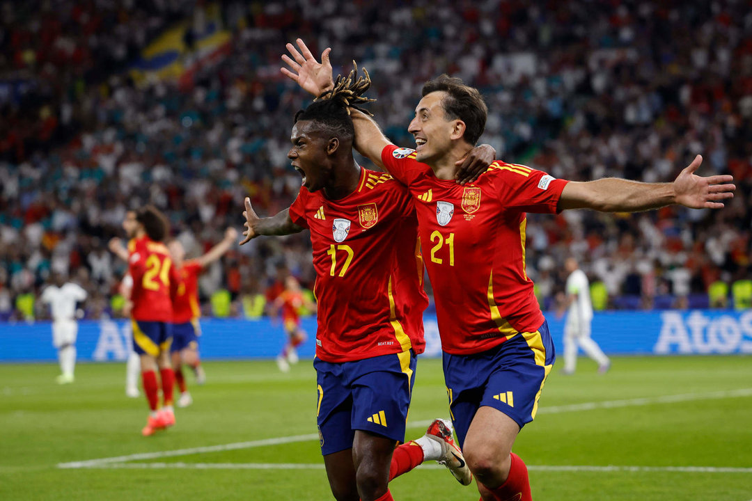 El delantero de la selección español Mikel Oyarzabal celebra con Nico Williams (i) el gol marcado ante Inglaterra que ha supuesto el 2-1 a favor del combinado español durante el encuentro correspondiente a la final de la Eurocopa que disputaron España e Inglaterra en el Estadio Olímpico de Berlín. EFE /Alberto Estévez