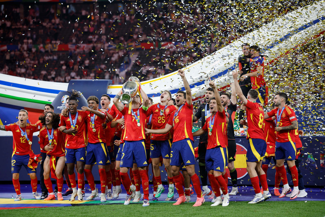 El capitán de la selección española Álvaro Morata (c) levanta el trofeo junto a sus compañeros durante la celebración de la victoria de la Eurocopa, tras vencer a Inglaterra en el partido de la final disputado en el Estadio Olímpico de Berlín. EFE/Alberto Estévez