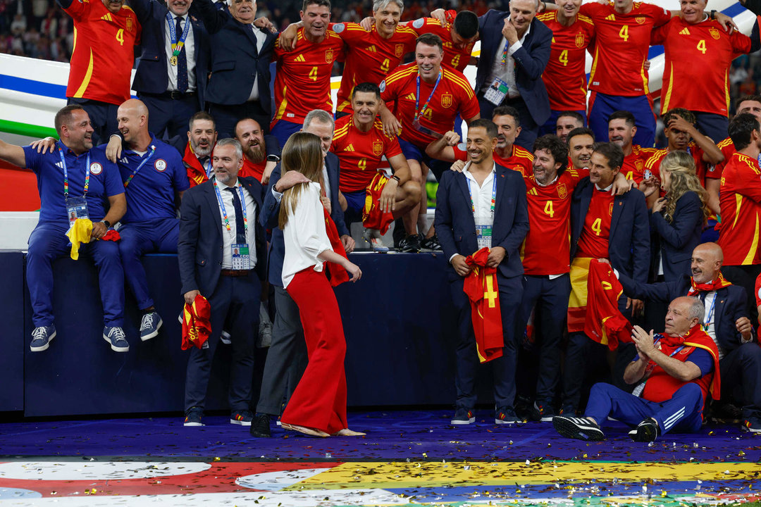 El rey Felipe y la infanta Sofía celebran con jugadores y cuerpo técnico de la selección española la victoria ante Inglaterra en la final de la Eurocopa que se ha disputado en el Estadio Olímpico de Berlín. EFE/J.J. Guillén