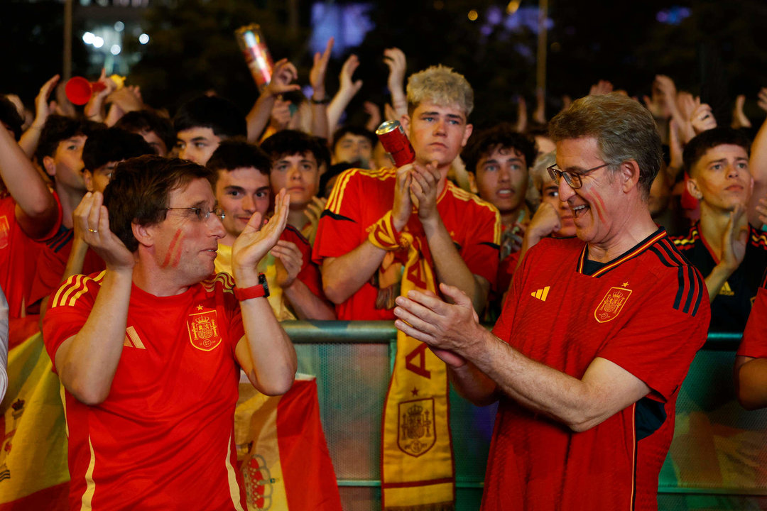 El líder del PP Alberto Núñez Feijóo celebra con el alcalde de Madrid, José Luis Martínez-Almeida (i), el primer gol de la selección española durante la final de la Eurocopa que disputan este domingo las selecciones de España e Inglaterra. EFE/Chema Moya