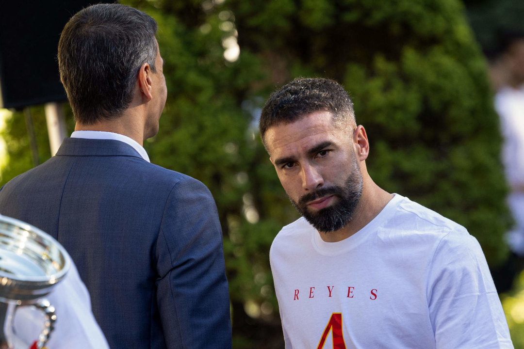 El defensa de la selección española de fútbol Dani Carvajal (d) este lunes en la recepción en el Palacio de Moncloa, en Madrid, tras haberse proclamado campeones de la Eurocopa al vencer ayer en la final a Inglaterra. EFE/ Daniel González