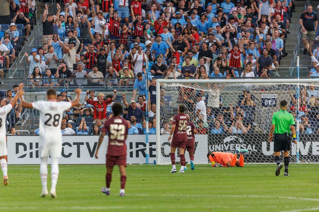 Los espectadores reaccionan ante un gol de Milán durante la segunda mitad de un partido entre Manchester City y Milán en el Yankee Stadium en el barrio Bronx de Nueva York, Nueva York, Estados Unidos. EFE/EPA/SARAH YENESEL