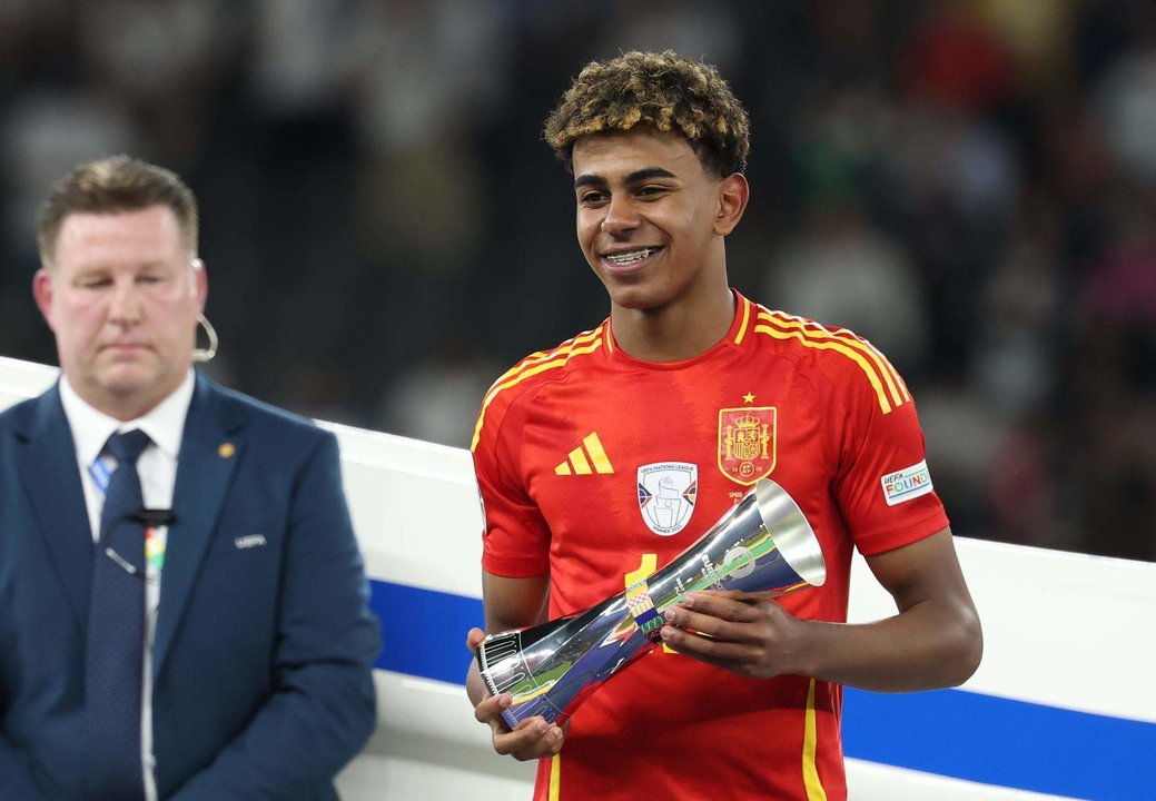 El español Lamine Yamal tras el encuentro correspondiente a la final de la Eurocopa que disputaron Inglaterra en el Estadio Olímpico de Berlín. EFE/EPA/FRIEDEMANN VOGEL