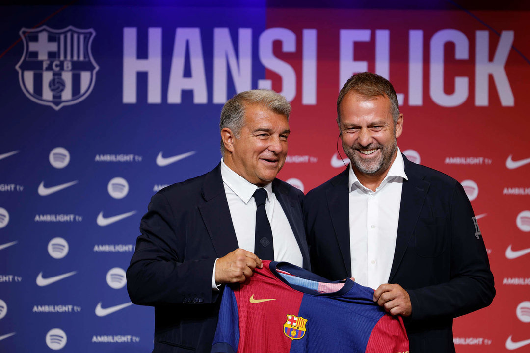 El presidente del FC Barcelona, Joan Laporta (i), junto a Hansi Flick, nuevo entrenador alemán del FC Barcelona. EFE/ Alberto Estévez