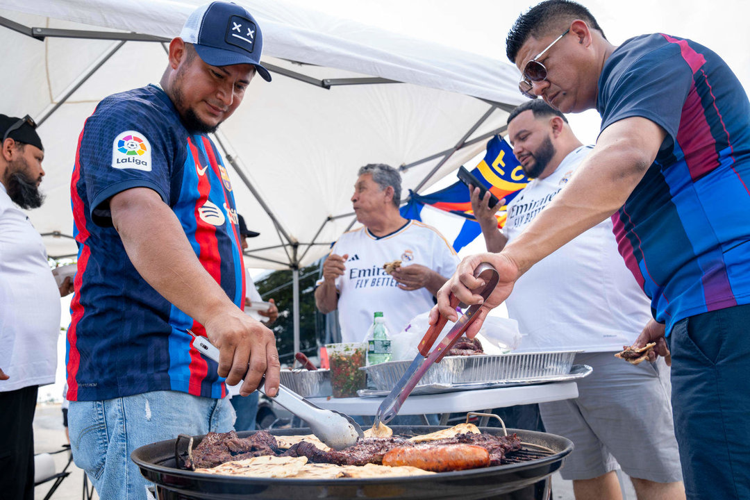 Aficionados cocinan previo al partido amistoso del clásico del fútbol español entre Real Madrid vs Barcelona, este sábado, en el Metlife Stadium en New Jersey (Estados Unidos). Foto EFE/ Ángel Colmenares