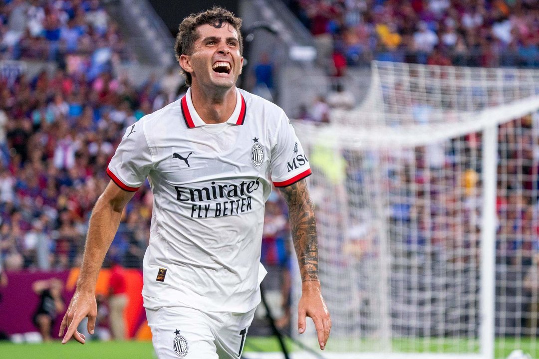 El jugador del AC Milan Christian Pulisic celebra luego de anotar ante el FC Barcelona en un partido amistoso disputado en el M&T Bank Stadium de Baltimore, Maryland (EE.UU.). EFE/SHAWN THEW