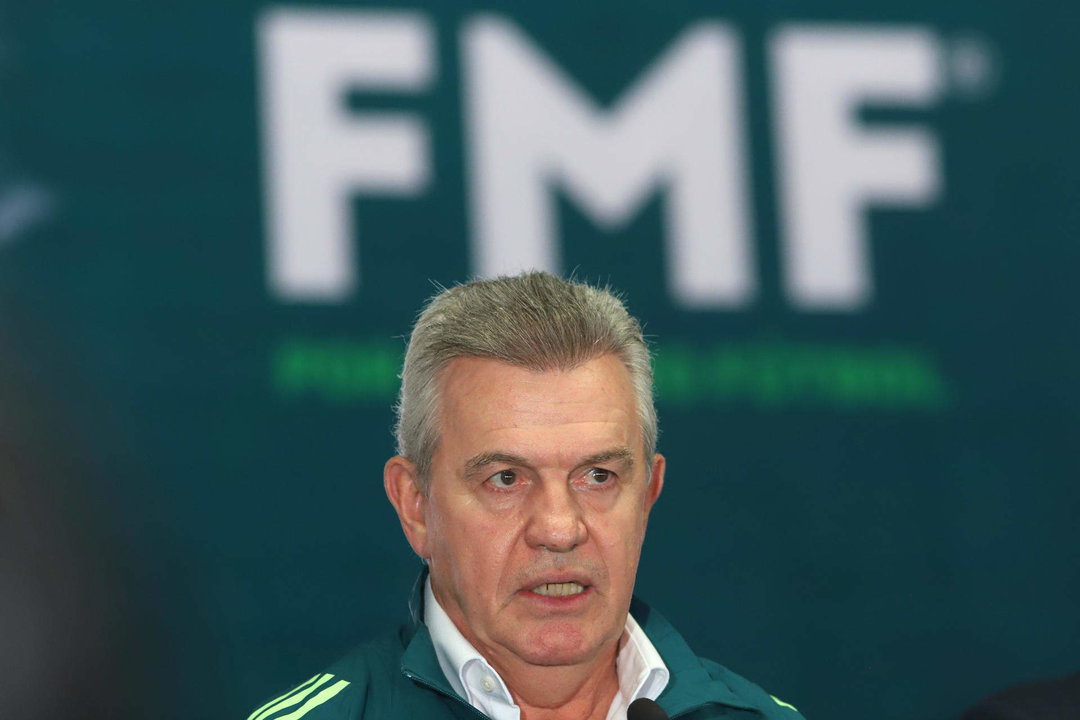 El seleccionador de fútbol de México, Javier Aguirre, habla en una rueda de prensa en el estadio Akron de la ciudad de Guadalajara (México). Fotografía de archivo. EFE/ Francisco Guasco