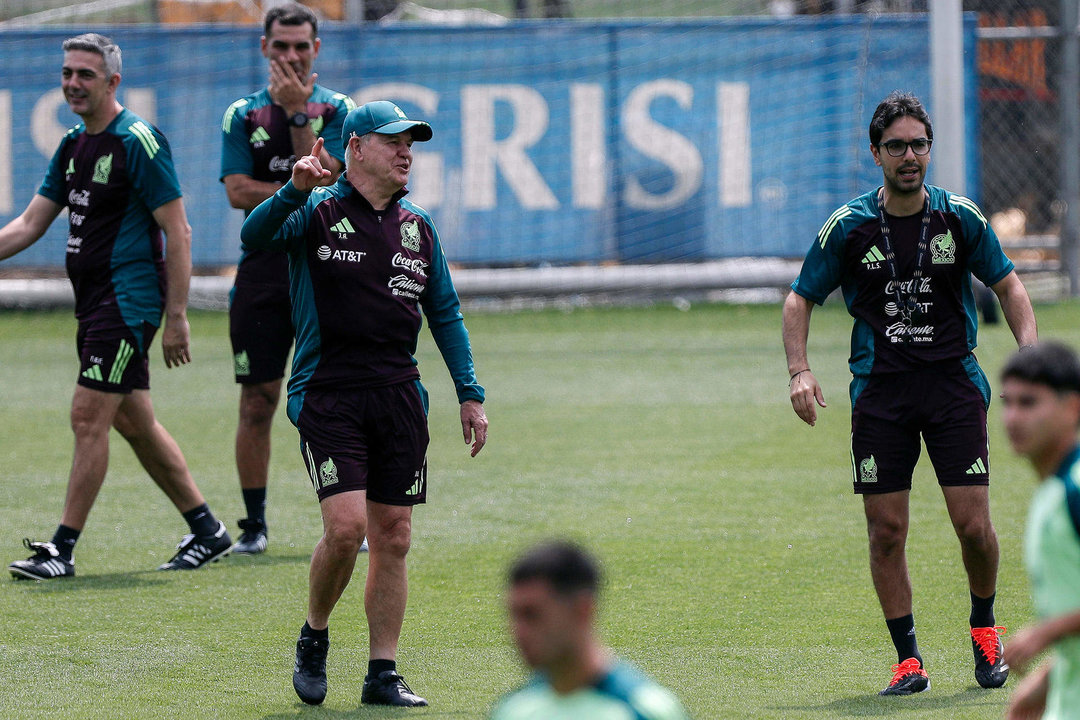 Imagen de archivo del entrenador de la selección mexicana de fútbol Javier Aguirre (c-i) durante un entrenamiento. EFE/ Isaac Esquivel