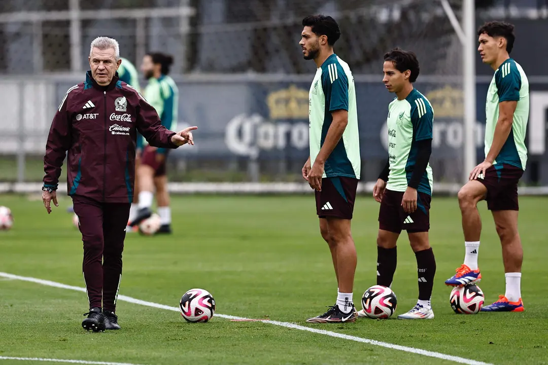 El director t&eacute;cnico de la selecci&oacute;n mexicana de f&uacute;tbol Javier Aguirre (i), participa en un entrenamiento previo al amistoso contra Valencia en el Centro de Alto Rendimiento este martes, en Ciudad de M&eacute;xico (M&eacute;xico). EFE/S&aacute;shenka Guti&eacute;rrez