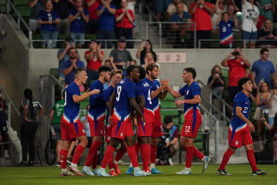 Jugadores de la selecci&oacute;n de Estados Unidos celebran un gol ante Panam&aacute; en un partido amistoso. EFE/DUSTIN SAFRANEK