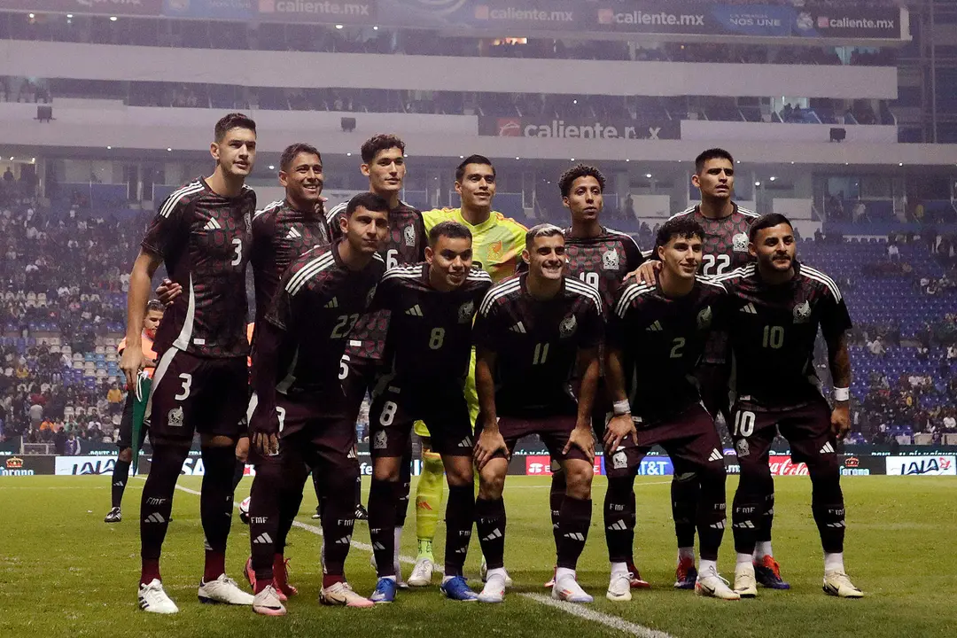 Jugadores de la Selecci&oacute;n Nacional de M&eacute;xico posan previo a un juego amistoso celebrado en el estadio Cuauht&eacute;moc de la ciudad de Puebla (M&eacute;xico). EFE/Hilda R&iacute;os