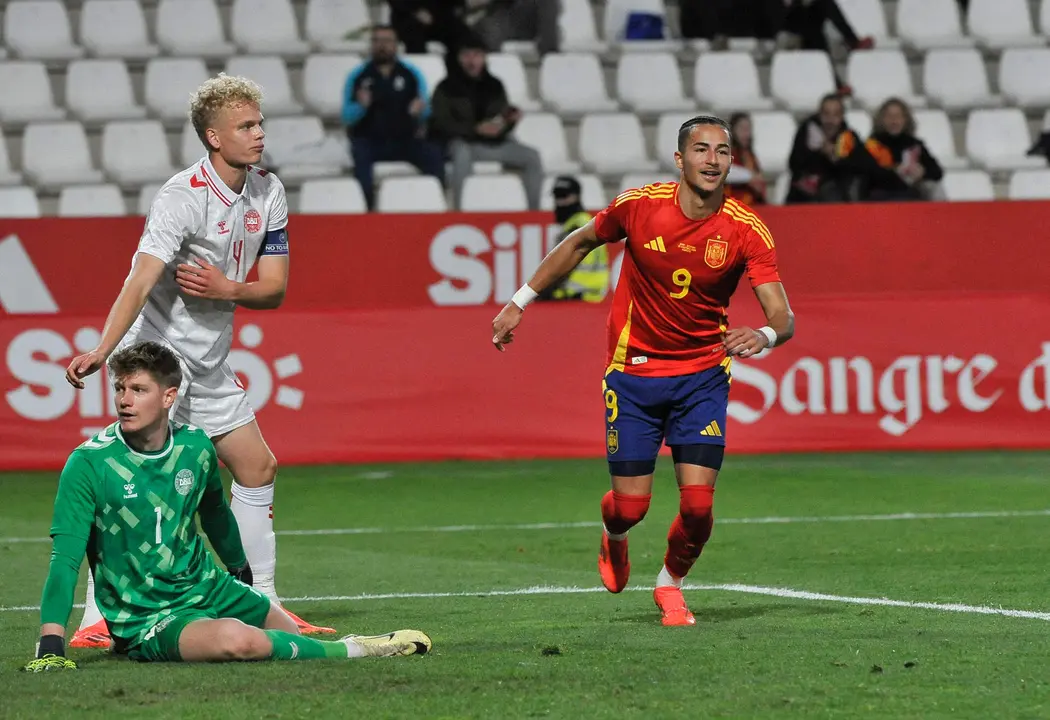 El jugador de Espa&ntilde;a Mateo Joseph (d) celebra un gol durante el partido de f&uacute;tbol amistoso de categor&iacute;a sub 21 entre Espa&ntilde;a y Dinamarca, este martes en el estadio Carlos Belmonte de Albacete. EFE/ Manu