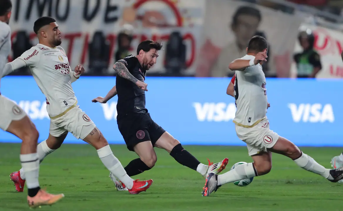 AMDEP1585. LIMA (PER&Uacute;), 29/01/2025.- Lionel Messi (c) de Inter controla un bal&oacute;n este mi&eacute;rcoles, en un partido amistoso entre Universitario e Inter Miami en el estadio Monumental en Lima (Per&uacute;). EFE/ Paolo Aguilar