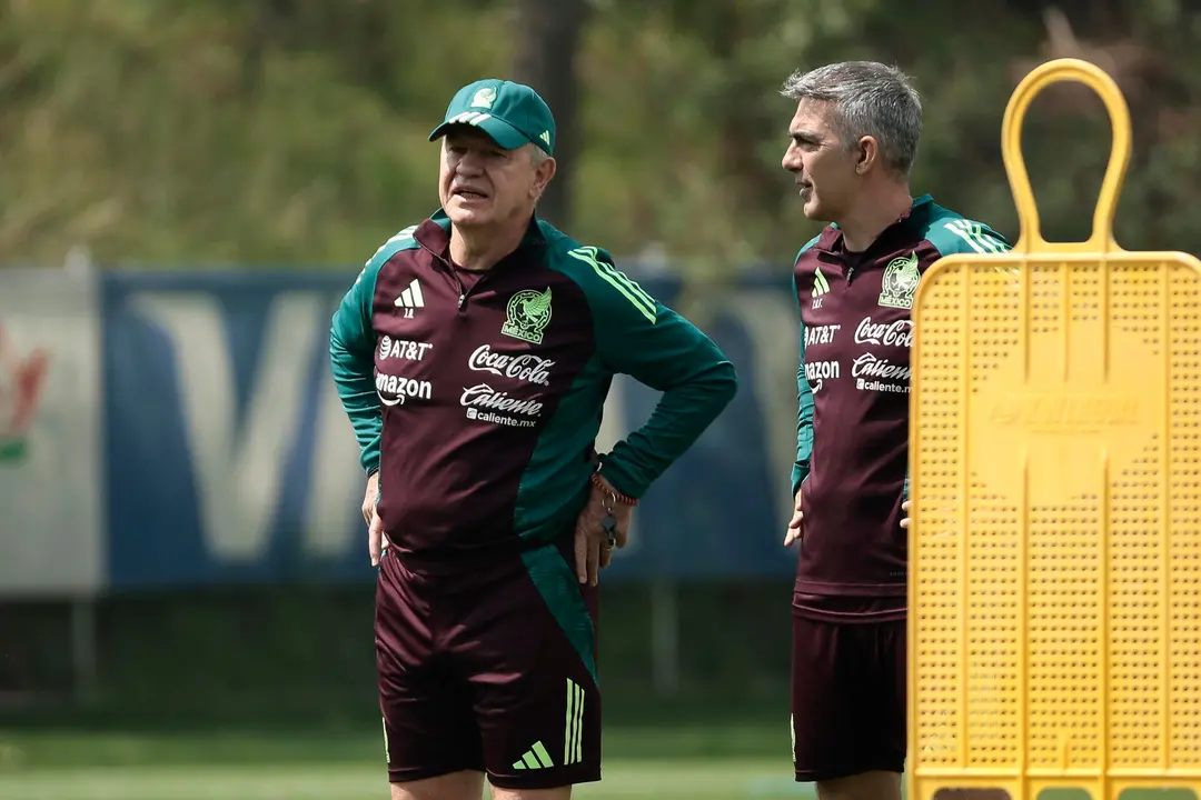 El entrenador de la selecci&oacute;n mexicana de f&uacute;tbol, Javier Aguirre (i), dirige un entrenamiento en el Centro de Alto Rendimiento de la Federaci&oacute;n Mexicana de F&uacute;tbol, en Ciudad de M&eacute;xico (M&eacute;xico). EFE/Jos&eacute; M&eacute;ndez