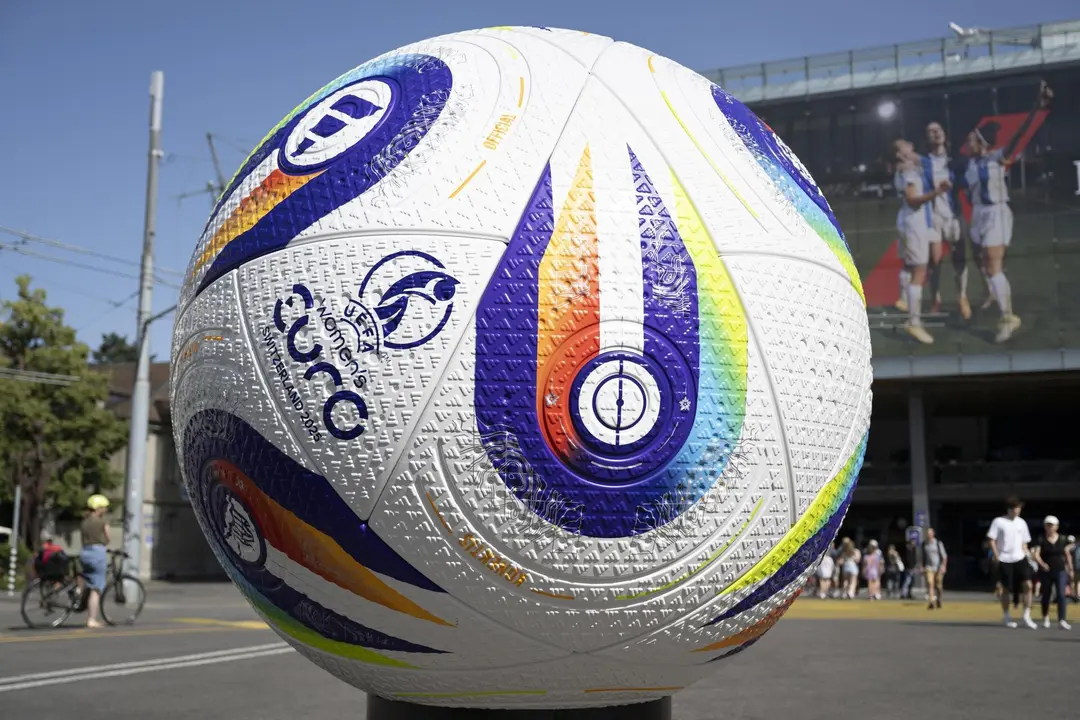 Un bal&oacute;n gigante de la Eurocopa femenina 2025 colocado en una plaza de la ciudad de Berna, Suiza. EFE/EPA/ANTHONY ANEX