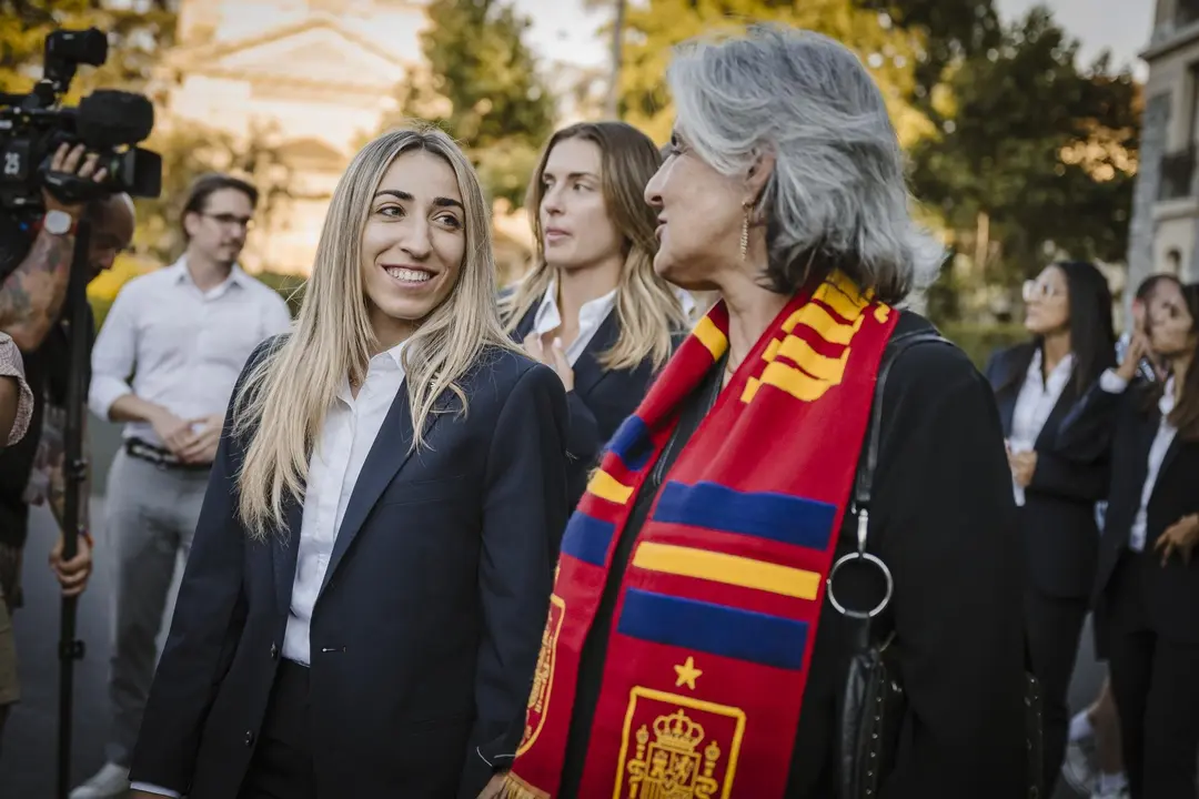 La espa&ntilde;ola Olga Carmona junto a la embajadora Maria Celsa Nuno Garcia en el hotel Royal Savoy en Lausana, Suiza. EFE/EPA/GABRIEL MONNET