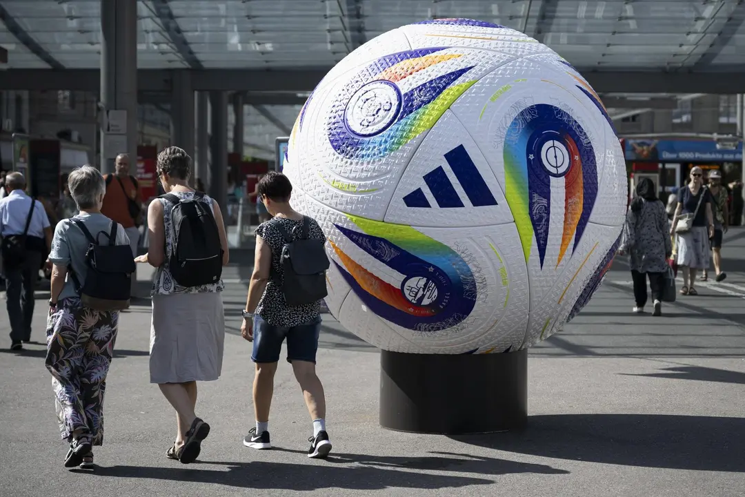 Un bal&oacute;n gigante de la Eurocopa 2025 en una plaza en Berna. EFE/EPA/ANTHONY ANEX