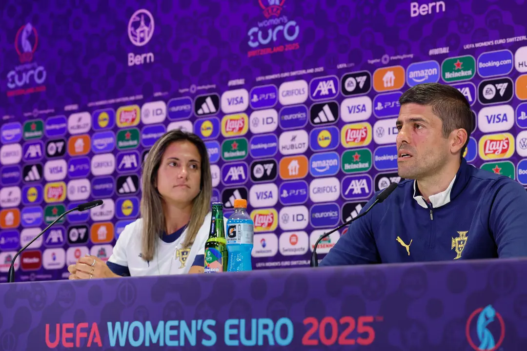 La jugadora de la selecci&oacute;n portuguesa Dolores Silva (i) y el entrenador, Francisco Neto, durante una rueda de prensa este mi&eacute;rcoles en Berna (Suiza), previa al primer partido de grupos que disputan las portuguesas ma&ntilde;ana ante Espa&ntilde;a en el marco de la Eurocopa Femenina 2025. EFE/ Ana Escobar
