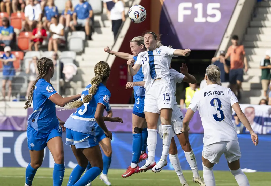 La islandesa Sandra Jessen (i) licha por el bal&oacute;n con la finlandesa Natalia Kuikka en el primer partido de la Eurocopa. EFE/EPA/ANTHONY ANEX