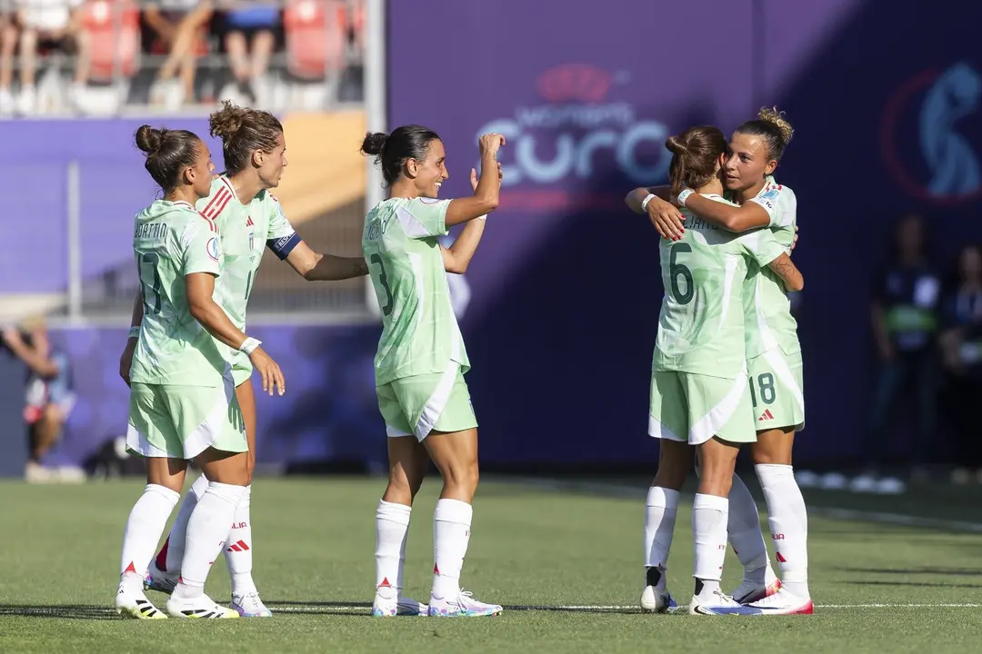 La selecci&oacute;n italiana celebra el gol de Arianna Caruso (d) en su partido contra B&eacute;lgica, correspondiente a la primera jornada de la Eurocopa. (B&eacute;lgica, Italia, Suiza) EFE/EPA/CYRIL ZINGARO EDITORIAL USE ONLY