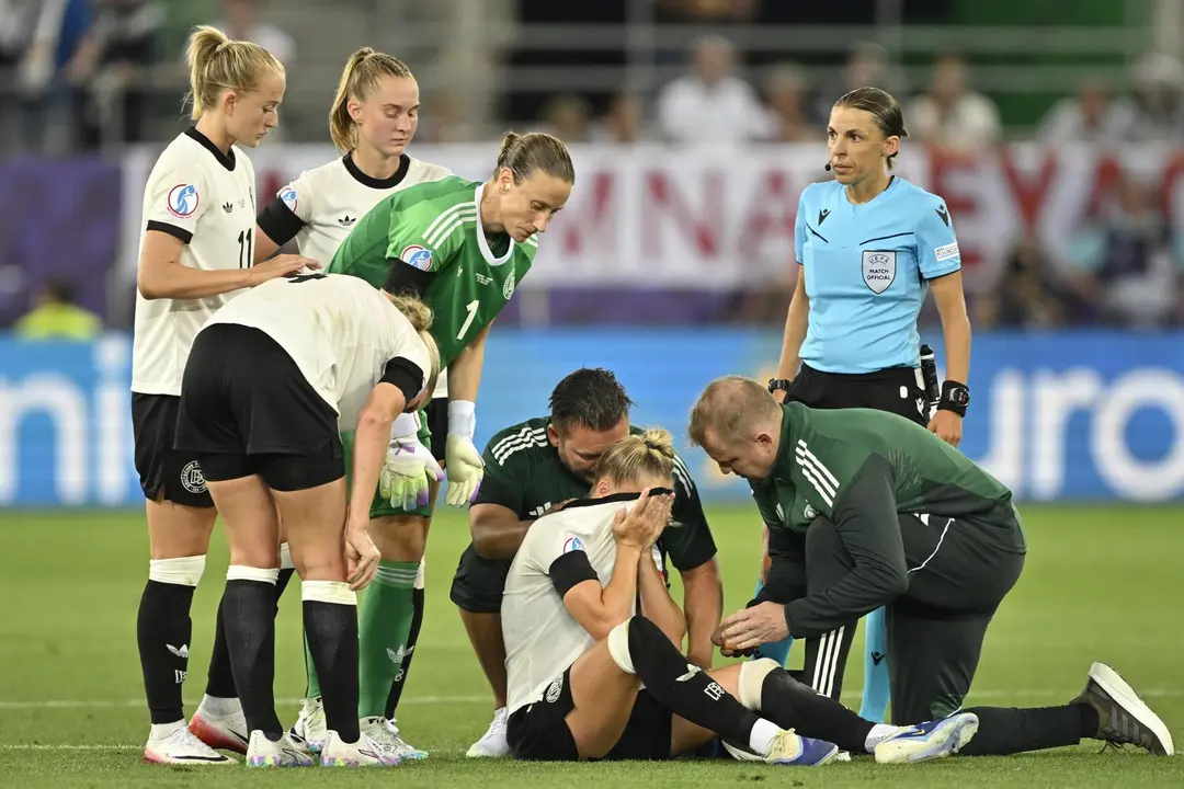 Giulia Gwinn (C), de Alemania, sale del campo lesionada durante el partido de f&uacute;tbol de la fase de grupos de la Eurocopa Femenina de la UEFA 2025 entre Dinamarca y Suecia, en Ginebra, Suiza, el 4 de julio de 2025. (Dinamarca, Alemania, Polonia, Suecia, Suiza, Ginebra) EFE/EPA/GIAN EHRENZELLER EDITORIAL USE ONLY EDITORIAL USE ONLY EDITORIAL USE ONLY