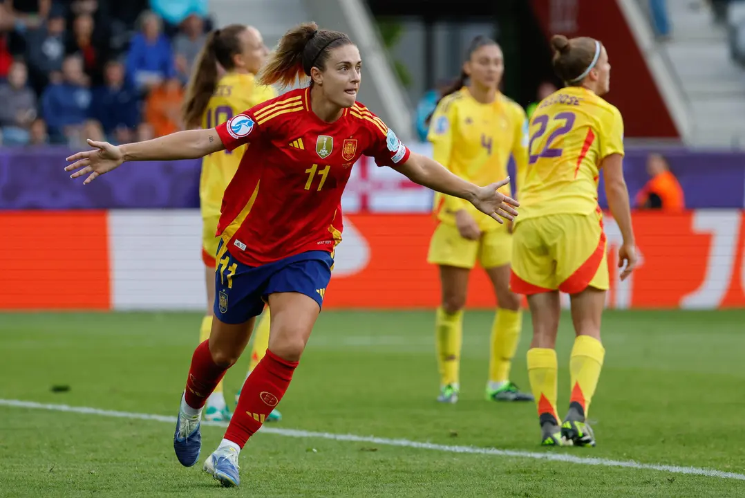La centrocampista espa&ntilde;ola Alexia Putellas celebra tras marcar el 6-2 durante el partido de la segunda jornada de la fase de grupos de la Eurocopa 2025 entre la selecci&oacute;n de Espa&ntilde;a y la selecci&oacute;n de B&eacute;lgica, este lunes en el Stockhorn Arena en Thun, Suiza. EFE/ Ana Escobar