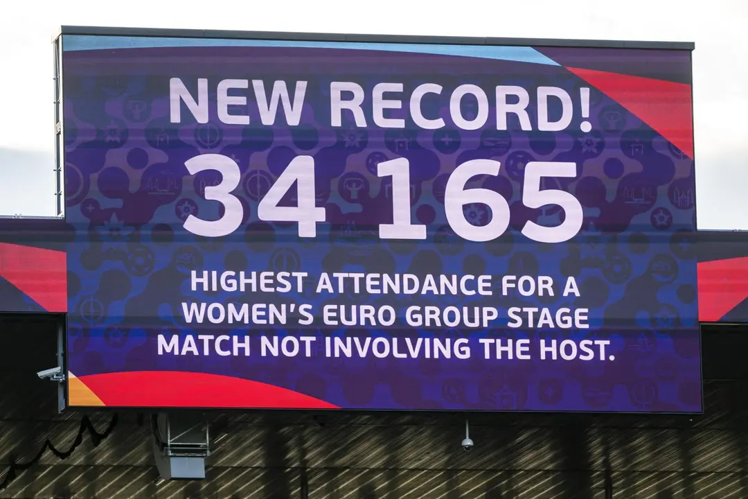 El partido entre Alemania y Dinamarca de la fase de grupos de la Eurocopa Femenina 2025, disputado este martes, registr&oacute; una asistencia de 34.165 aficionadosEFE/EPA/GEORGIOS KEFALAS
