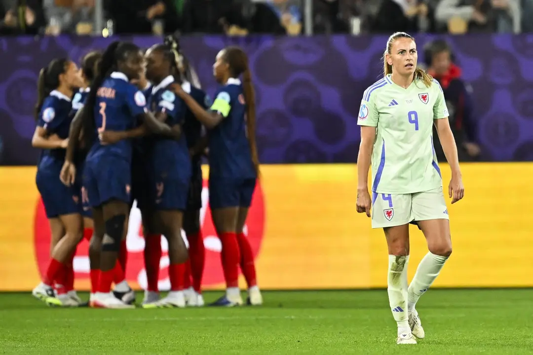 La jugadora de Gales' Kayleigh Bartonse se lamenta tras encajar su selecci&oacute;n el 3-1 durante el partido de la fase de grupos que han jugado Francia y Gales en St. Gallen, Suiza. EFE/EPA/GIAN EHRENZELLER