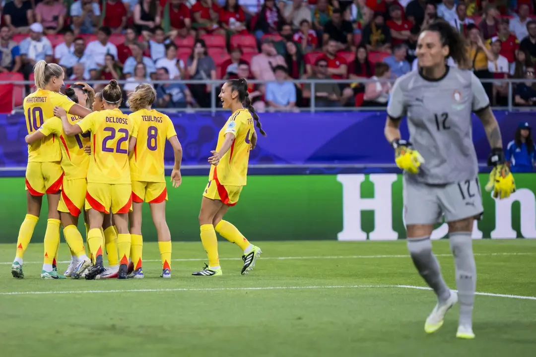 Los jugadoras belgas celebran el primer gol del partido durante el &uacute;ltimo partido del grupo D que dej&oacute; a las dos selecciones eliminadas de la Eurocopa 2025 en Sion, Suiza. EFE/EPA/JEAN-CHRISTOPHE BOTT