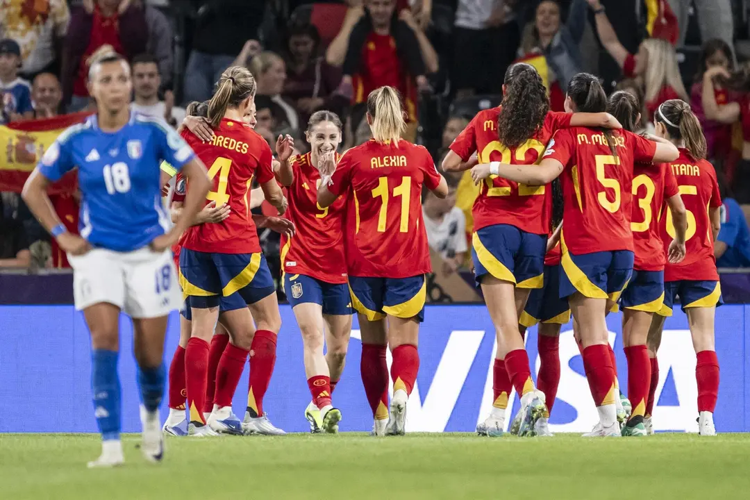 Las jugadoras de la selecci&oacute;n de f&uacute;tbol de Espa&ntilde;a celebran un gol en la victoria de este viernes contra Italia (1-3) en la Eurocopa de Suiza. EFE/Alessandro della Valle (S&oacute;lo uso editorial)
