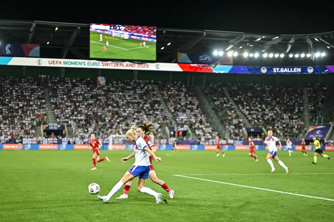Jugadoras de Inglarerra y Gales en el partido del grupo D jugado en St. Gallen, Suiza. EFE/EPA/GIAN EHRENZELLER