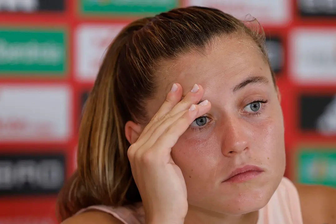La delantera de la selecci&oacute;n espa&ntilde;ola de f&uacute;tbol Claudia Pina, durante la rueda de prensa tras el entrenamiento llevado a cabo en Lausana, para preparar el partido de cuartos de final de la Eurocopa que disputan contra la selecci&oacute;n de Suiza. EFE/ Ana Escobar