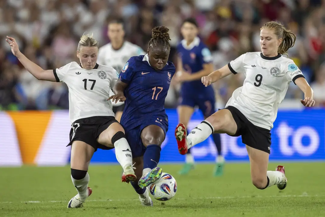 La jugadora francesa Sandy Baltimore (c) trata de seguir con el bal&oacute;n ante las alemanas Franziska Kett (I) y Sjoeke Nuesken durante el partido de cuartos de final que han jugado Francia y Alemania en Basilea, Suiza.) EFE/EPA/MICHAEL BUHOLZER