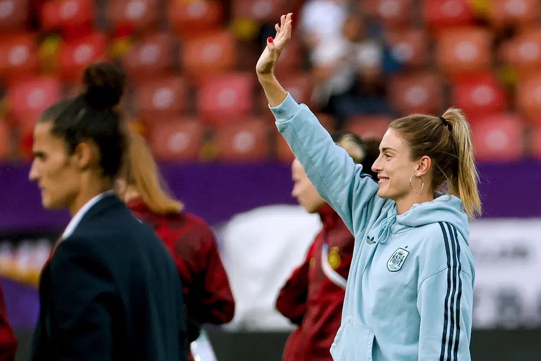 La centrocampista espa&ntilde;ola Alexia Putellas en el terreno de juego este mi&eacute;rcoles, previo al partido de semifinales de la Eurocopa Femenina 2025, que disputan las selecciones de Alemania y Espa&ntilde;a, en el estadio Letzigrund de Z&uacute;rich (Suiza). EFE/ Ana Escobar