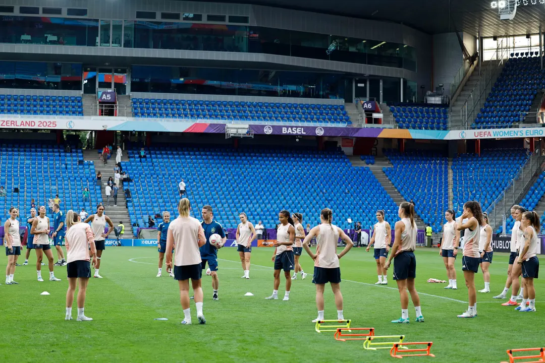 Las jugadoras de la selecci&oacute;n espa&ntilde;ola durante el entrenamiento que el combinado espa&ntilde;ol ha realizado este s&aacute;bado, en el St. Jakob Park de Basilea (Suiza), previo al partido de final de la Eurocopa Femenina 2025 que disputan Espa&ntilde;a e Inglaterra. EFE/ Ana Escobar