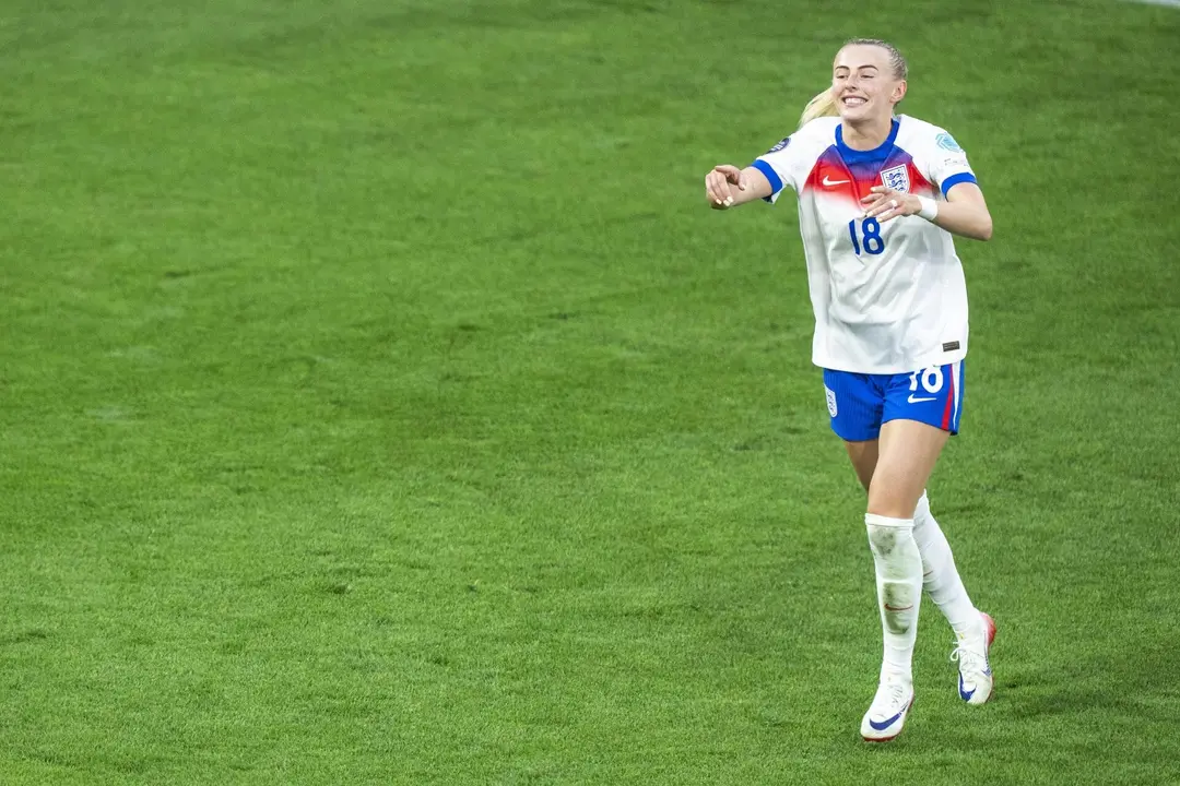 Chloe Kelly, delantera de Inglaterra, lanza el penalti que le ha dado el t&iacute;tulo de la Eurocopa en Basilea, Suiza. EFE/EPA/TIL BUERGY