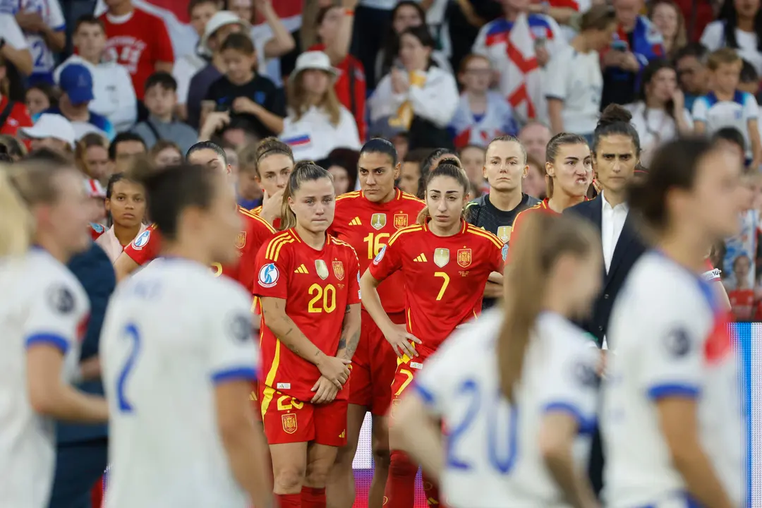 La jugadoras de la selecci&oacute;n espa&ntilde;ola antes de acceder al podium para recoger la medalla de subcampeonas de la final de la Eurocopa Femenina 2025, que han disputado este domingo frente a Inglaterra en el St. Jakob Park de Basilea (Suiza). EFE/ Ana Escobar.