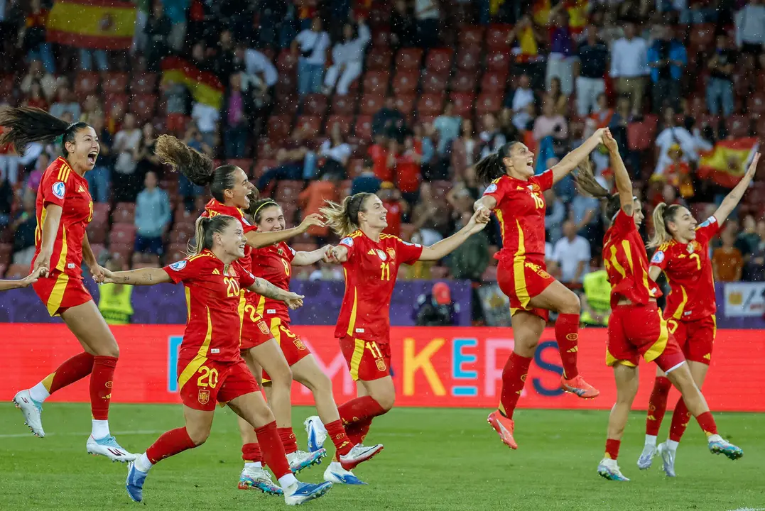 Las jugadoras de la selecci&oacute;n espa&ntilde;ola celebran la victoria, a la finalizaci&oacute;n del encuentro correspondiente a la semifinal de la Eurocopa Femenina 2025 que han disputado hoy mi&eacute;rcoles las selecciones de Alemania y Espa&ntilde;a en el estadio Letzigrund de Z&uacute;rich (Suiza). EFE/ Ana Escobar