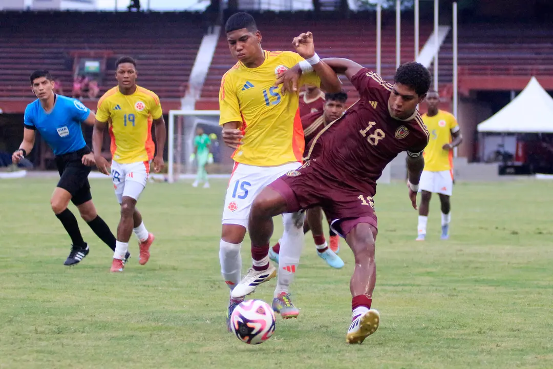 Miguel Solarte (i), de Colombia, disputa el bal&oacute;n con Rom&aacute;n Davis, de Venezuela, en un partido amistoso entre las selecciones sub-17 de Colombia y Venezuela en el estadio General Santander, en C&uacute;cuta (Colombia). EFE/Mario Caicedo