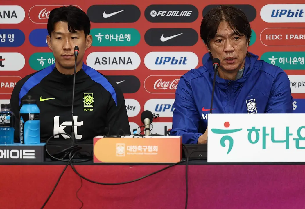 El seleccionador de Corea del Sur, Hong Myung-bo (DCH), y el capit&aacute;n Son Heung-min durante la rueda de prensa previa al amistoso ante Brasil. EFE/EPA/YONHAP SOUTH KOREA OUT