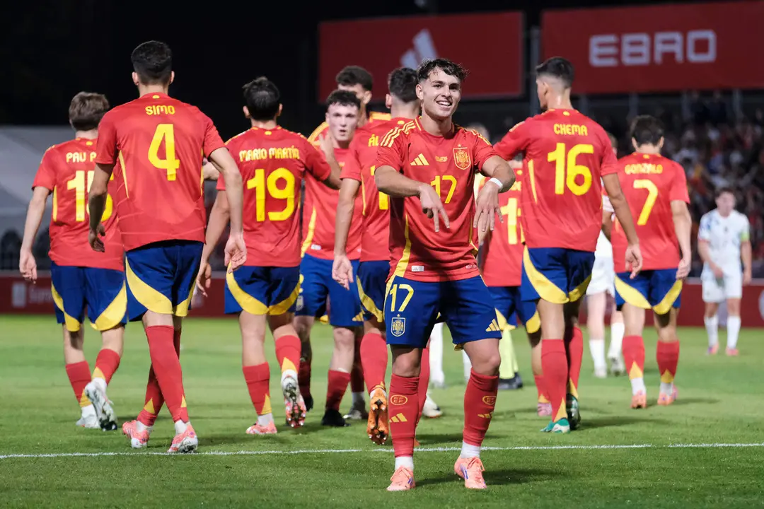 El jugador de la selecci&oacute;n espa&ntilde;ola sub-21 &Aacute;ngel Ortiz celebra uno de los goles conseguidos durante el encuentro amistoso que disputan hoy viernes frente a Noruega en el estadio Pedro Escart&iacute;n de Guadalajara. EFE / Nacho Izquierdo.