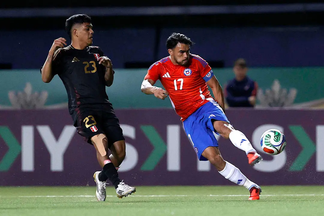 Fotograf&iacute;a cedida por la Federaci&oacute;n de F&uacute;tbol de Chile en la que se observa a Gabriel Suazo (d) de Chile en disputa del bal&oacute;n con Joao Grimaldo de Per&uacute; este viernes en un partido amistoso en el estadio Bicentenario de La Florida, en Santiago. EFE/ Federaci&oacute;n de F&uacute;tbol de Chile