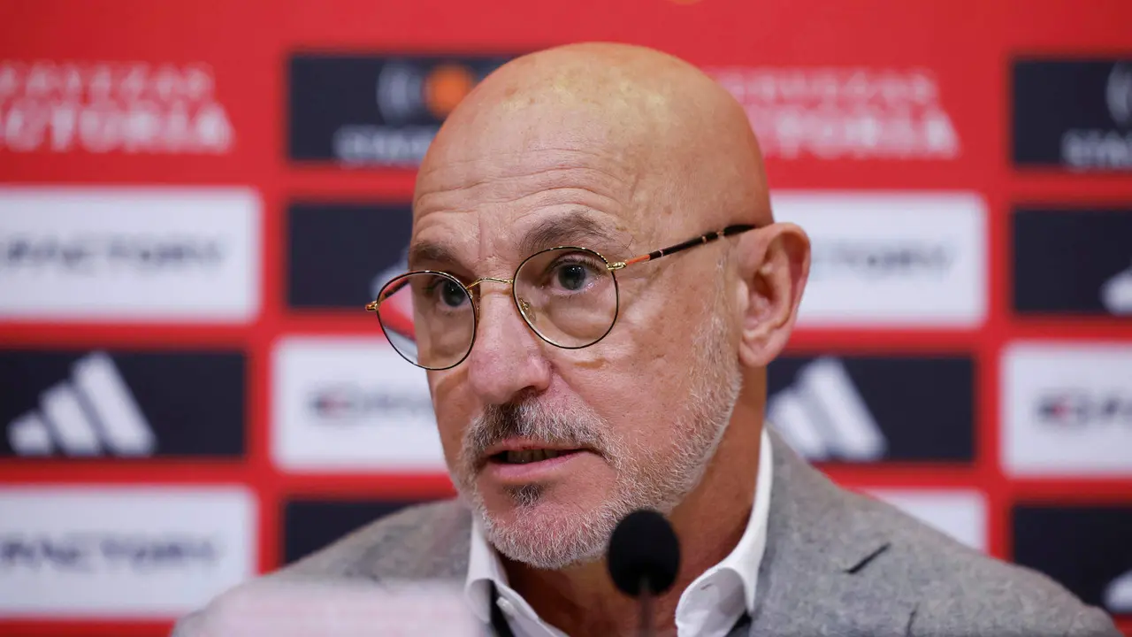 El entrenador de la selecci&oacute;n espa&ntilde;ola, Luis de la Fuente, durante una rueda de prensa ofrecida este viernes en la Ciudad del F&uacute;tbol de Las Rozas. EFE/Zipi Arag&oacute;n