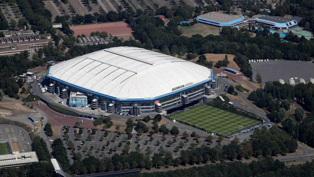 Imagen a&eacute;rea del estadio Veltins-Arena, en Gelsenkirchen, Alemania. EFE/EPA/FRIEDEMANN VOGEL