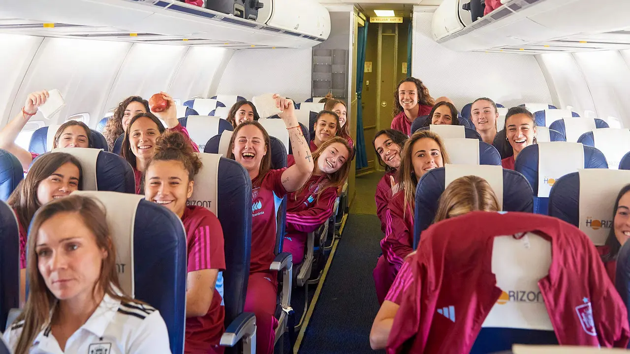 Las jugadoras de la selecci&oacute;n espa&ntilde;ola de f&uacute;tbol en su vuelo a Bruselas para preparar su partido del viernes frente a B&eacute;lgica de la primera jornada de clasificaci&oacute;n para la Eurocopa de Suiza 2025. EFE/RFEF ***USO EDITORIAL, SOLO DISPONIBLE PARA ILUSTRAR LA NOTICIA QUE ACOMPA&Ntilde;A (CR&Eacute;DITO OBLIGATORIO)***