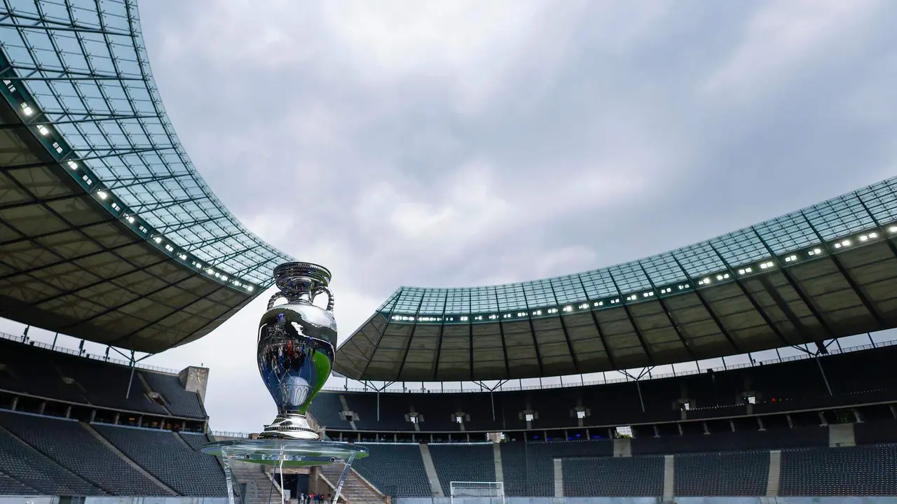 La Copa Henri Delaunay en el Estadio Ol&iacute;mpcio de Berl&iacute;n, Alemania. EFE/EPA/HANNIBAL HANSCHKE