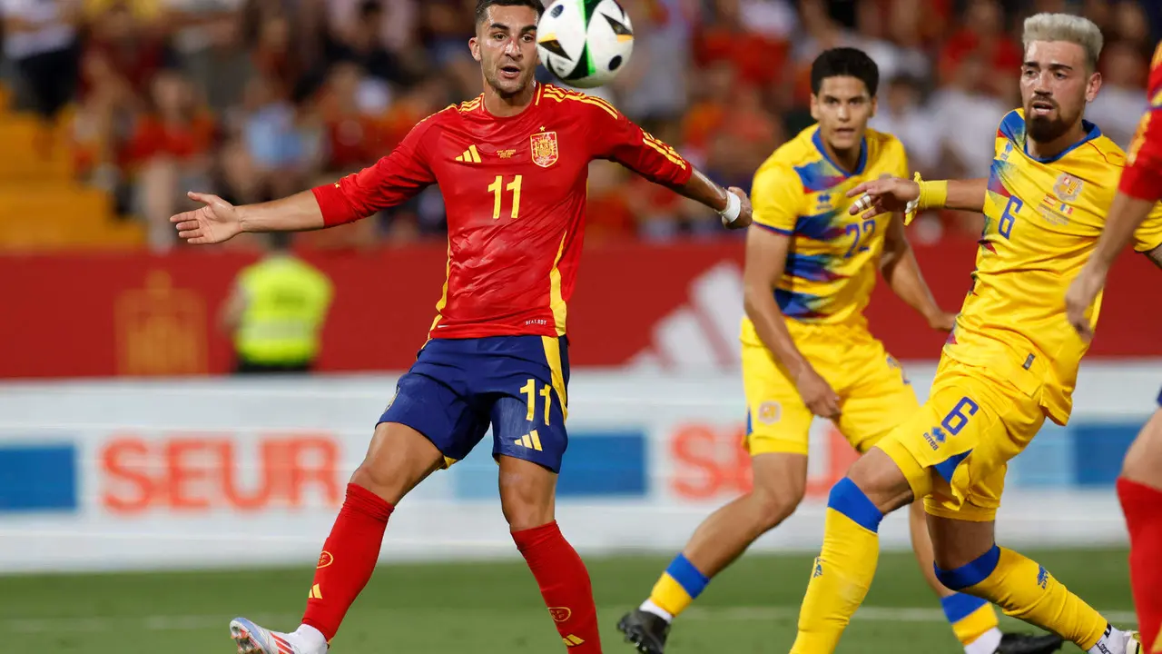 El delantero de la selecci&oacute;n espa&ntilde;ola de f&uacute;tbol Ferr&aacute;n Torres (i) juega un bal&oacute;n ante el andorrano Christian Garc&iacute;a (d), durante el partido amistoso que Espa&ntilde;a y Andorra disputan este mi&eacute;rcoles en el estadio Nuevo Vivero, en Badajoz. EFE/Julio Mu&ntilde;oz